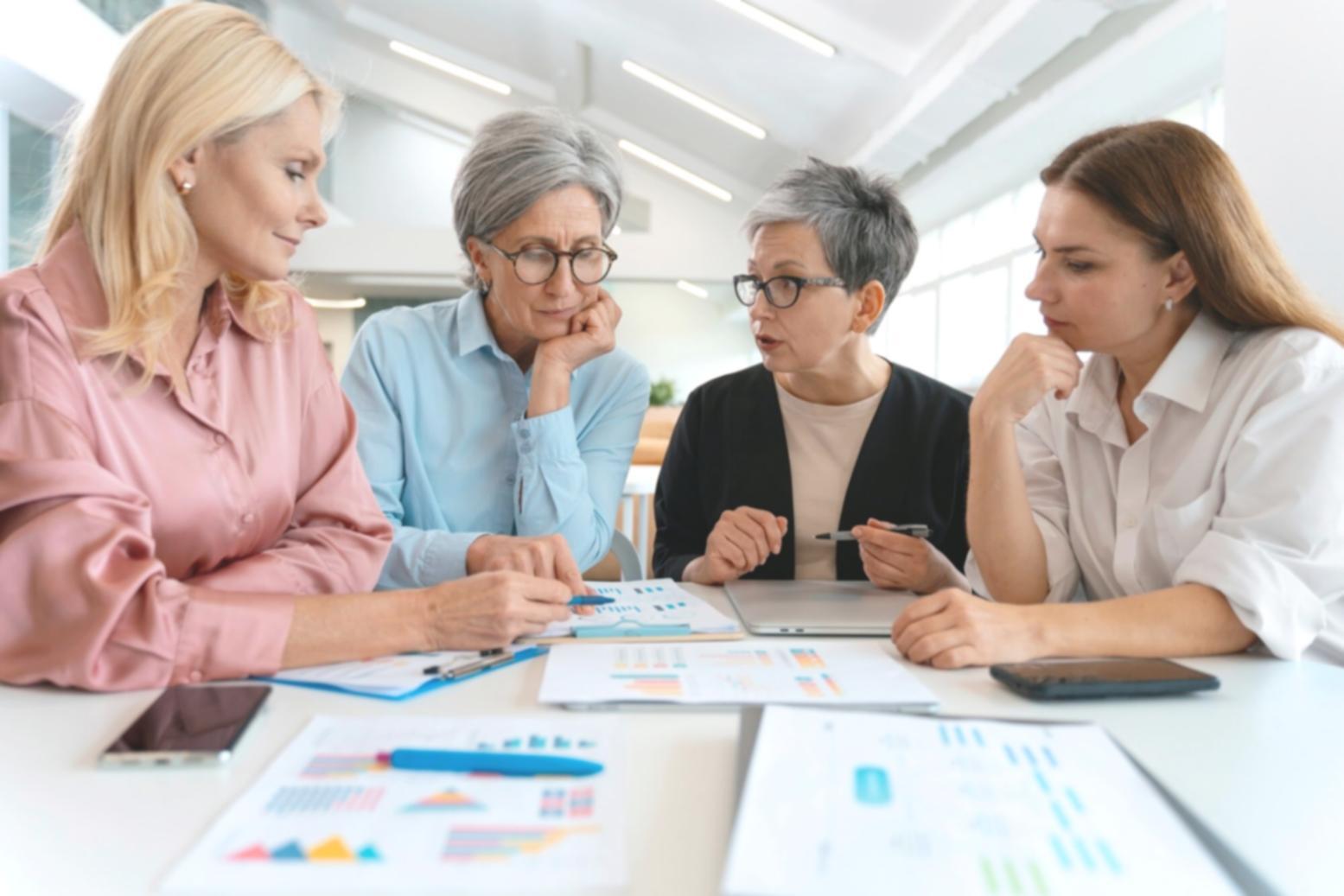 Professionnel travaillant sur des analyses financières complexes